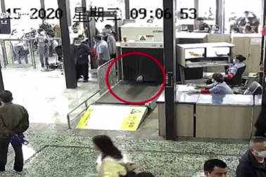 Khách Trung Quốc nằm lên băng chuyền để vượt trạm kiểm soát