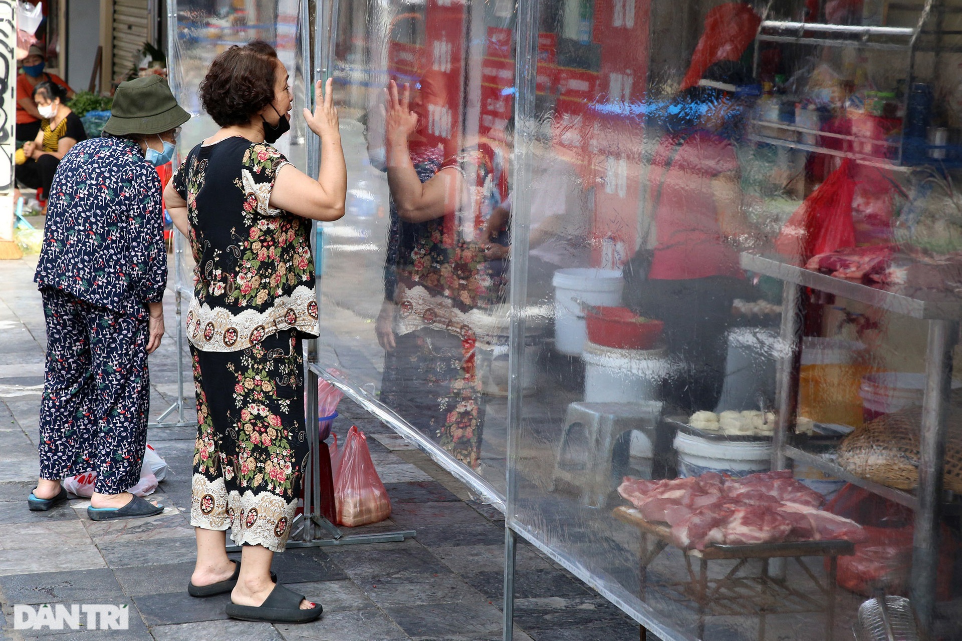 Mới lạ cảnh mua bán bằng ám hiệu ngón tay ở chợ nhà giàu phố cổ Hà Nội - 6 Mới lạ cảnh mua bán bằng ám hiệu ngón tay ở chợ nhà giàu phố cổ Hà Nội - 6