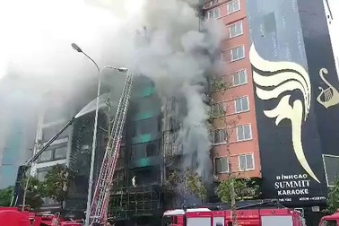 Cháy dữ dội 4 ngôi nhà cao tầng ở Hà Nội
