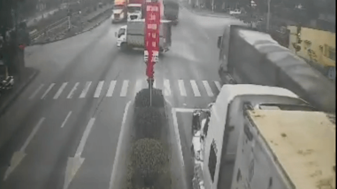 Kinh hoàng xe container tông trực diện ô tô tải, hất văng lên vệ đường - 1 Kinh hoàng xe container tông trực diện ô tô tải, hất văng lên vệ đường - 1