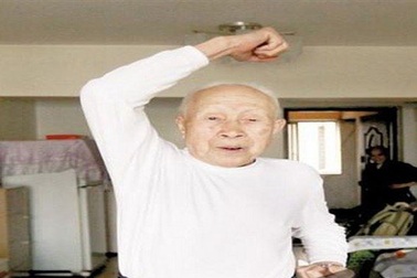 Lão võ sư 95 tuổi hạ đo ván tên cướp trên xe buýt