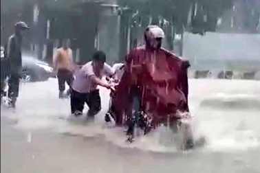 Tuyên dương 2 học sinh đẩy xe giúp người dân trong cơn mưa lớn