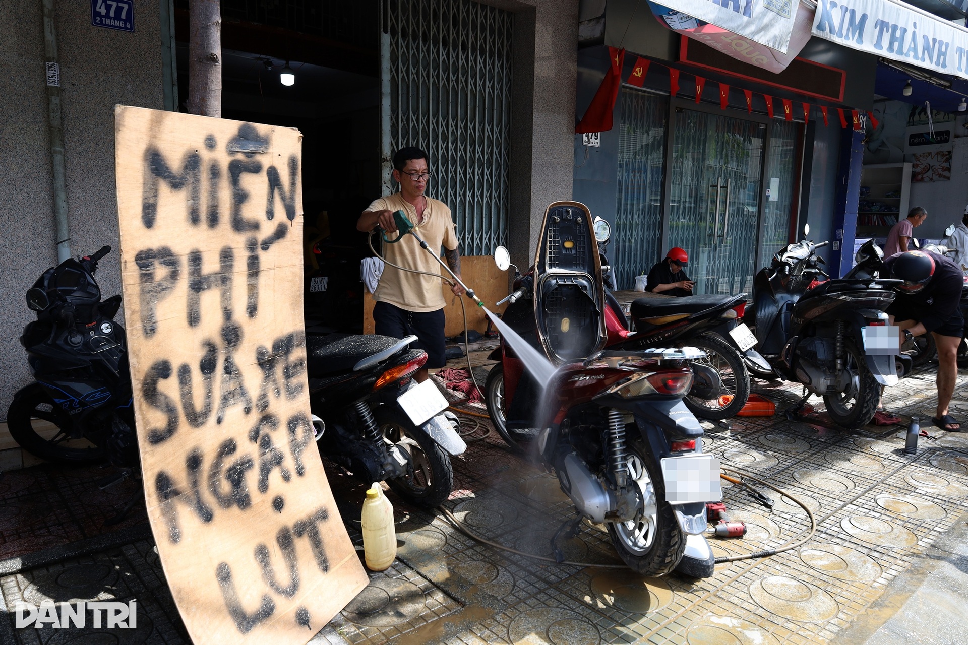 Cứu ô tô, xe máy ở Nha Trang sau lũ rút - 14 Cứu ô tô, xe máy ở Nha Trang sau lũ rút - 14