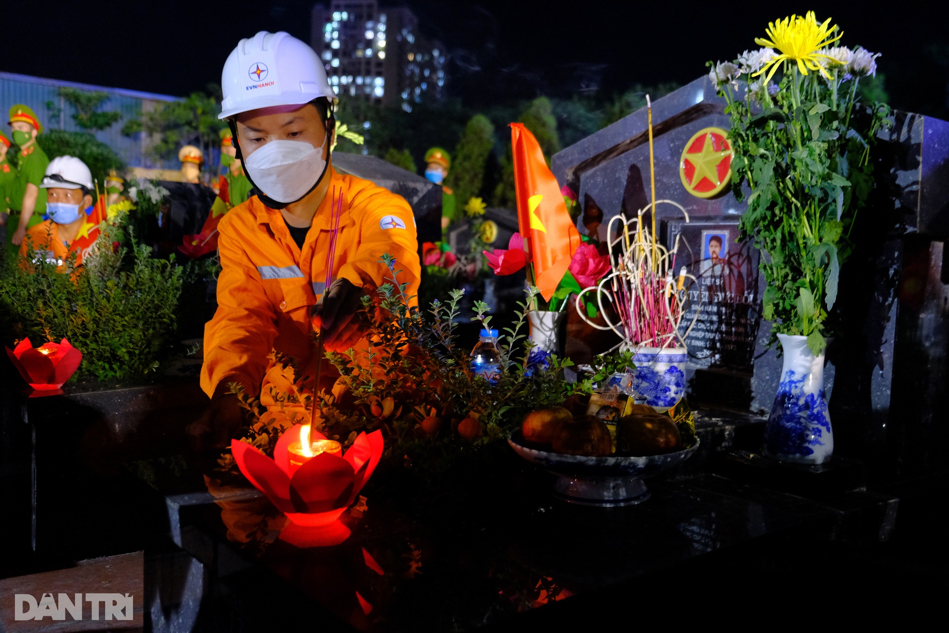 Nghĩa trang liệt sĩ Hà Nội bừng sáng hàng nghìn ngọn nến tri ân dịp 27/7 - 16 Nghĩa trang liệt sĩ Hà Nội bừng sáng hàng nghìn ngọn nến tri ân dịp 27/7 - 16