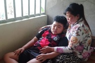 Hoàn cảnh vô cùng đáng thương của cậu bé mắc bệnh bạch cầu bị bố bỏ rơi