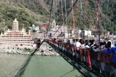 Nữ du khách khỏa thân quay video trên cây cầu linh thiêng