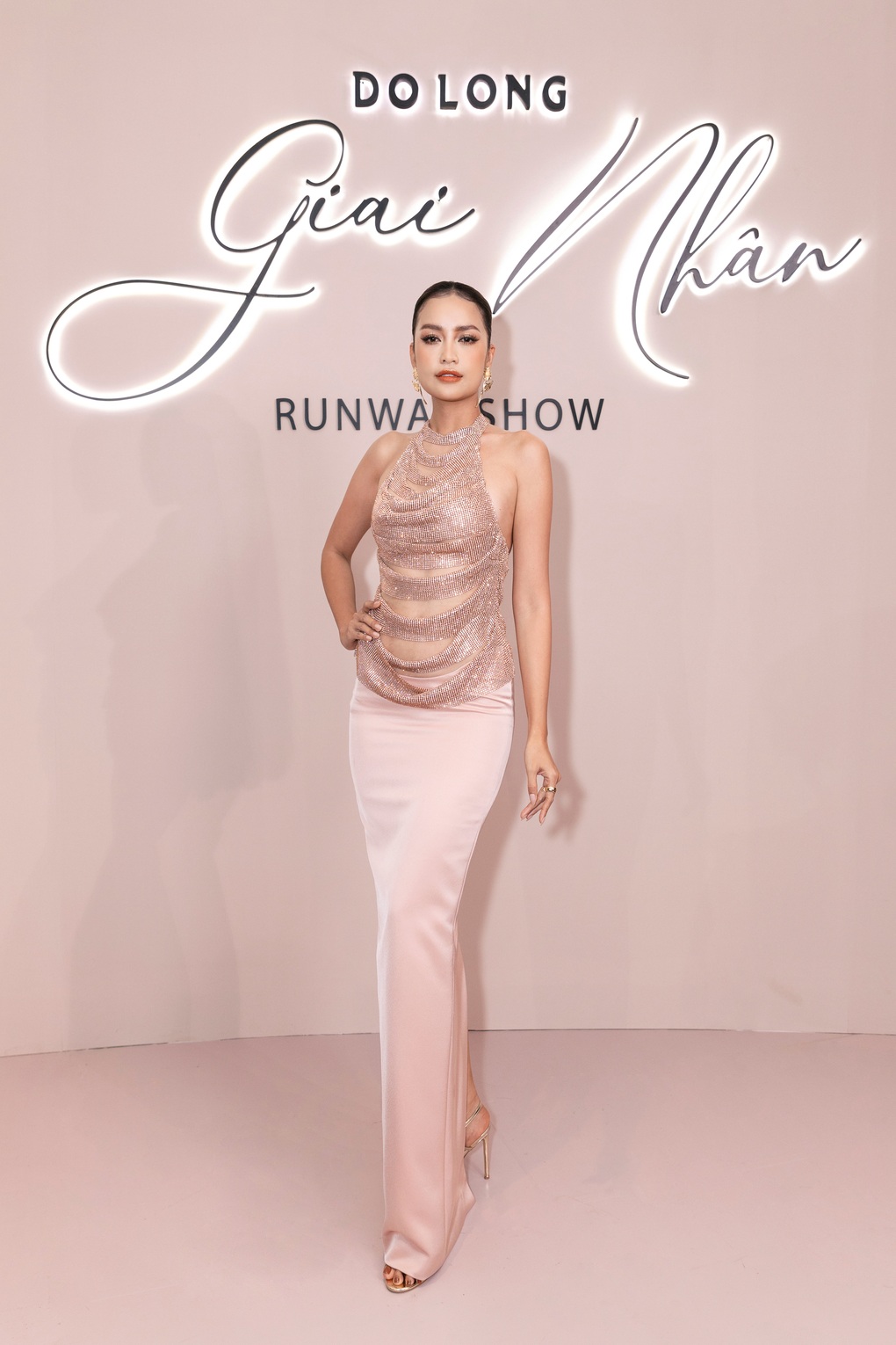 Trấn Thành đi xem show thời trang cùng Hari Won, biểu cảm gây chú ý - 14 Trấn Thành đi xem show thời trang cùng Hari Won, biểu cảm gây chú ý - 14