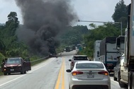 Phát hiện thi thể nam giới cạnh xe tải cháy rụi trên cao tốc