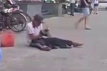 Người đàn ông tật nguyền vẫn nỗ lực đánh giày để kiếm sống khiến nhiều người nể phục