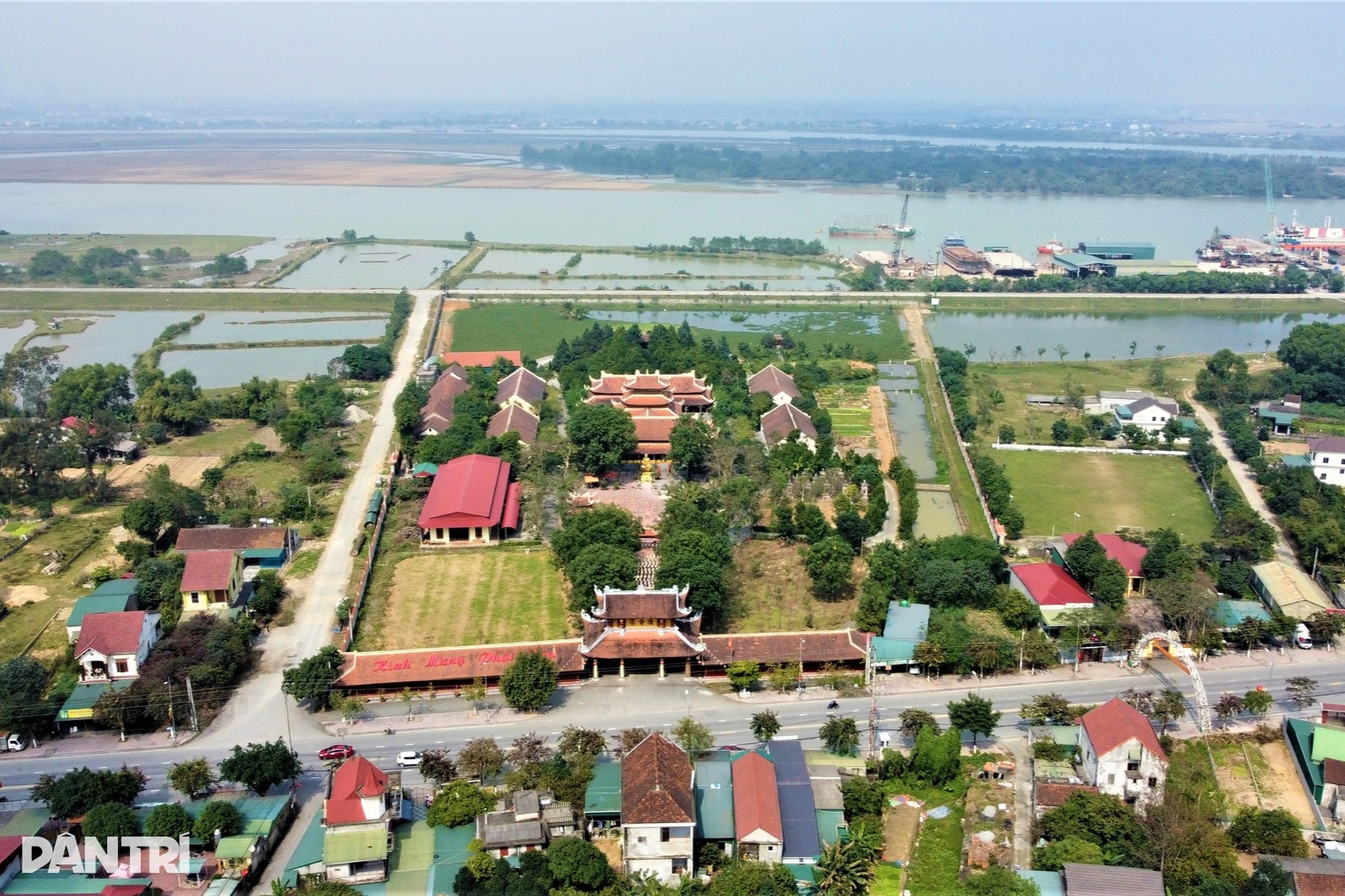 Ngôi chùa có cổng tam quan siêu khủng trở thành điểm check-in hot dịp Tết - 1 Ngôi chùa có cổng tam quan siêu khủng trở thành điểm check-in hot dịp Tết - 1
