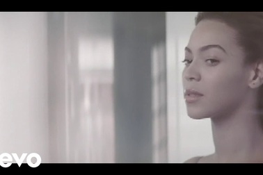Beyoncé trong MV "Halo"