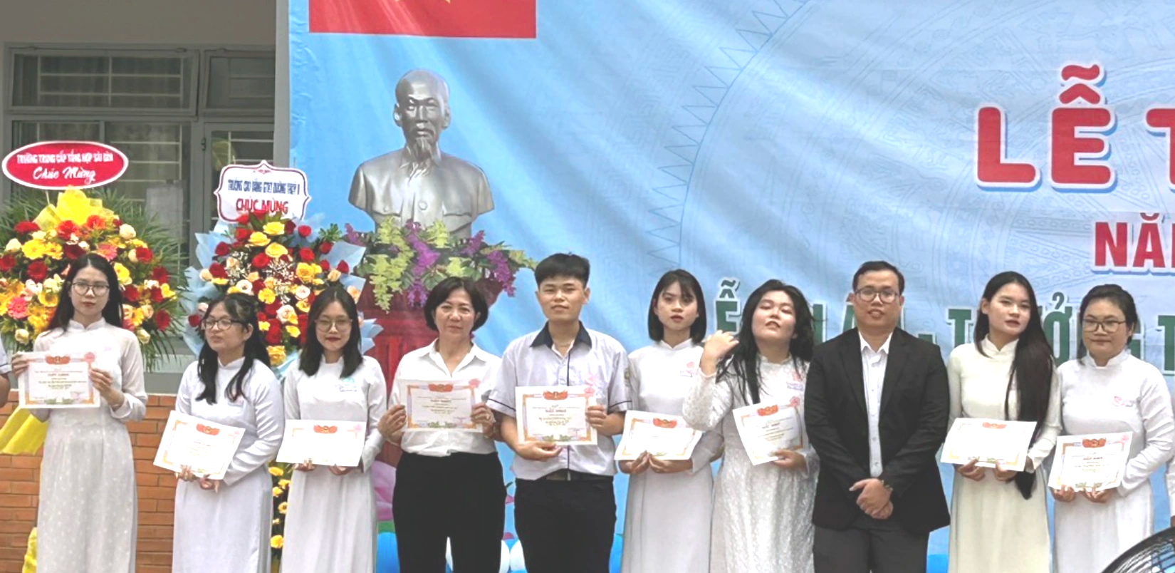 Bà nội U70 cùng cháu gái 18 tuổi đi thi tốt nghiệp THPT năm 2023 - 5 Bà nội U70 cùng cháu gái 18 tuổi đi thi tốt nghiệp THPT năm 2023 - 5