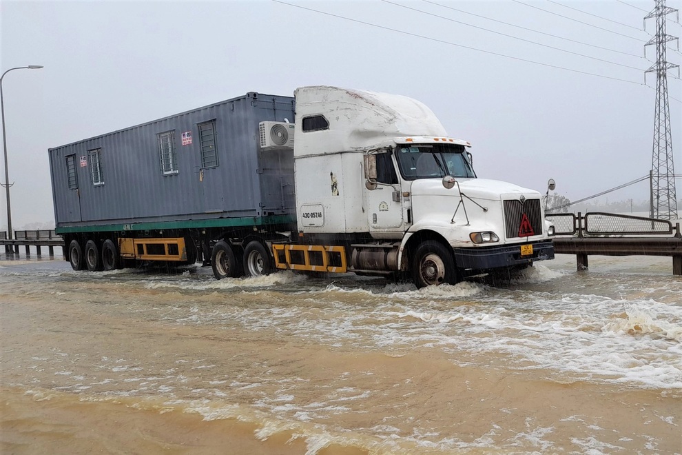 Mưa như trút, lũ dâng mênh mông, dân lội nước ngập ngang lưng về nhà - 6 Mưa như trút, lũ dâng mênh mông, dân lội nước ngập ngang lưng về nhà - 6