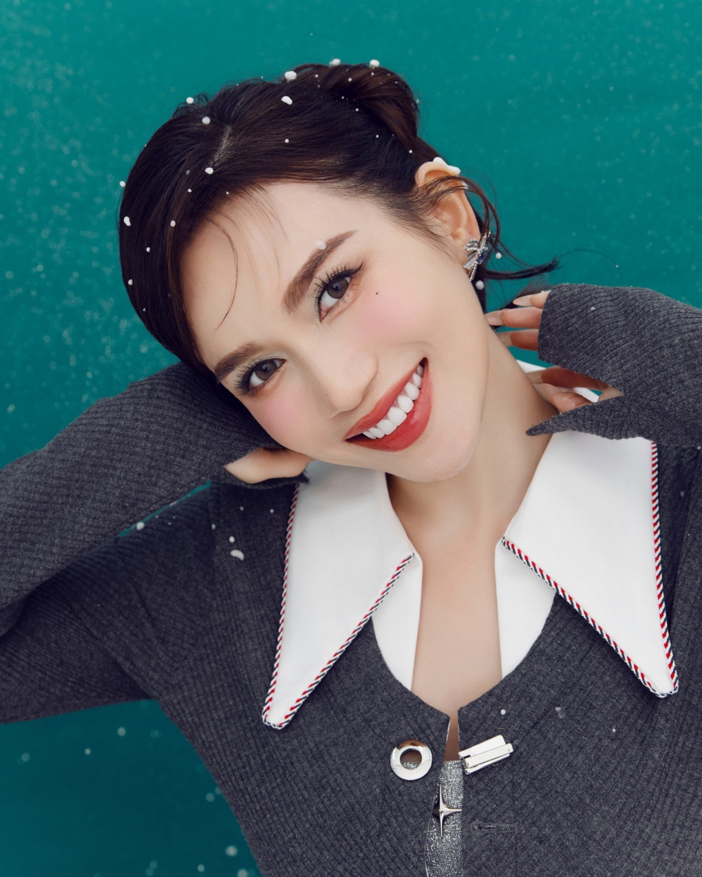 Sĩ Thanh gợi cảm bên cây thông đặc biệt, hé lộ ký ức buồn đêm giáng sinh - 8 Sĩ Thanh gợi cảm bên cây thông đặc biệt, hé lộ ký ức buồn đêm giáng sinh - 8