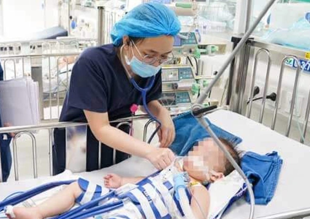 Hà Nội: Bé 2 tuổi ngã vào hồ cá Koi, 8 phút sau mới được phát hiện - 1 Hà Nội: Bé 2 tuổi ngã vào hồ cá Koi, 8 phút sau mới được phát hiện - 1