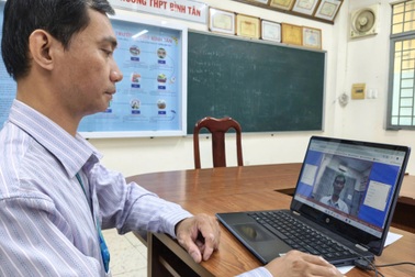 Thầy giáo ngoại thành “nói chuyện” với trẻ câm, điếc bằng AI cảm xúc