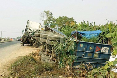 Xe container chở 70 tấn gạo lật nghiêng xuống ruộng