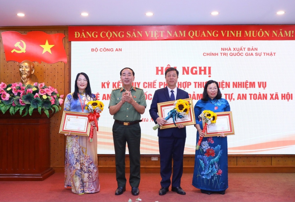Ký kết Quy chế phối hợp thực hiện nhiệm vụ bảo vệ an ninh quốc gia - 4 Ký kết Quy chế phối hợp thực hiện nhiệm vụ bảo vệ an ninh quốc gia - 4