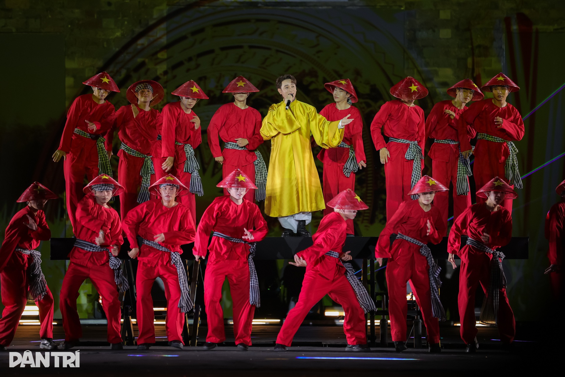 Hoàng Thùy Linh đem bản hit trăm triệu views lên sân khấu lễ hội thế giới - 6 Hoàng Thùy Linh đem bản hit trăm triệu views lên sân khấu lễ hội thế giới - 6