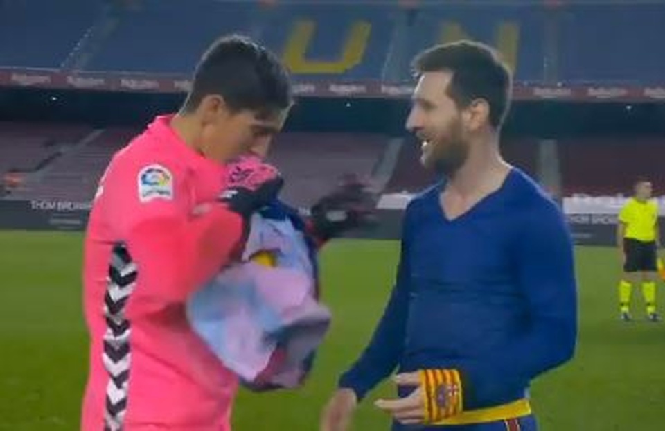 Thủ môn Elche luống cuống khi được Messi đề nghị đổi áo - 1 Thủ môn Elche luống cuống khi được Messi đề nghị đổi áo - 1