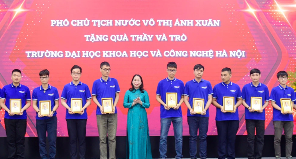 Phó Chủ tịch nước Võ Thị Ánh Xuân: Mong sinh viên luôn nỗ lực, phấn đấu - 2 Phó Chủ tịch nước Võ Thị Ánh Xuân: Mong sinh viên luôn nỗ lực, phấn đấu - 2