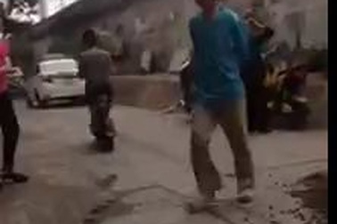 Đánh vợ gặp ngay chàng Tây can thiệp