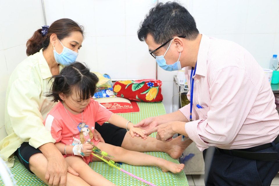 Nghệ An: Gia tăng trẻ nhập viện với hội chứng viêm màng não - 2 Nghệ An: Gia tăng trẻ nhập viện với hội chứng viêm màng não - 2
