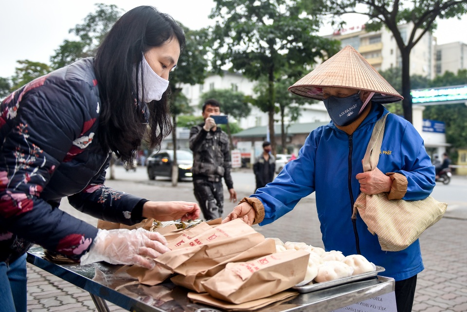 300 chiếc bánh ấm nóng trao tặng người nghèo trong ngày Hà Nội trở lạnh - 7 300 chiếc bánh ấm nóng trao tặng người nghèo trong ngày Hà Nội trở lạnh - 7