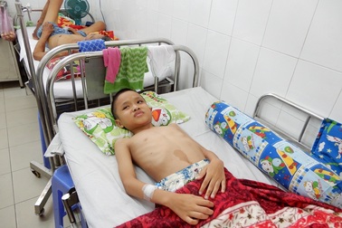 Cháu Anh Quân đã được phẫu thuật cột sống