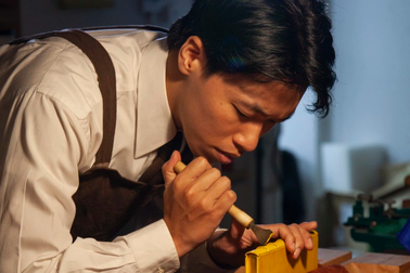 Sự kiên trì và khéo léo của chàng trai trẻ mê nghệ thuật đóng sách thủ công