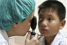 Giải quyết bệnh đau mắt đỏ trong mùa mưa lũ