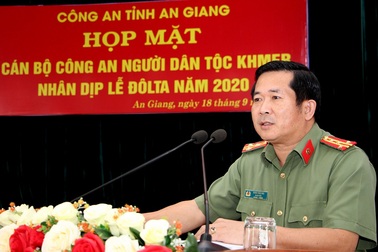 Họp mặt tặng quà cho chiến sĩ công an người dân tộc Khmer