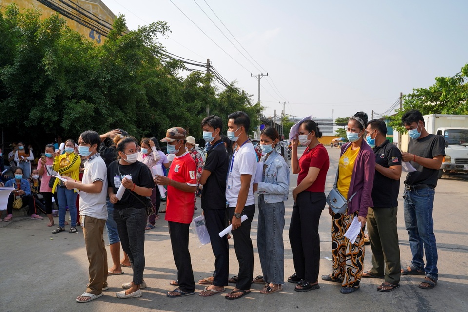 Phnom Penh bị phong tỏa, dân Campuchia càn quét siêu thị tích thực phẩm - 7 Phnom Penh bị phong tỏa, dân Campuchia càn quét siêu thị tích thực phẩm - 7