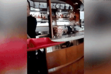 Người bán cà phê phục vụ khách hàng bằng... xẻng