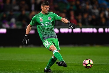 Pha bóng "thảm họa": Thủ môn muốn rê dắt bóng như Messi