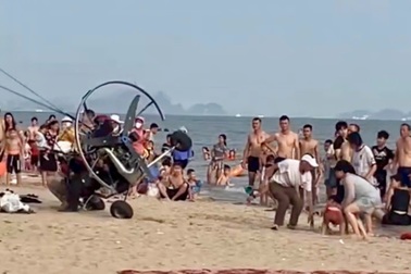 Dù lượn gắn động cơ húc vào du khách ở bãi biển Hạ Long
