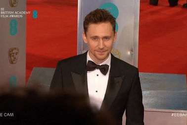 Tom Hiddleston lịch lãm trên thảm đỏ