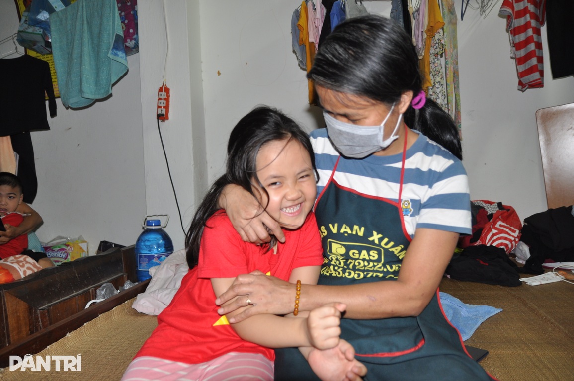 Tình yêu của bạn đọc Dân trí mang nụ cười cho cô bé bại não - 5 Tình yêu của bạn đọc Dân trí mang nụ cười cho cô bé bại não - 5