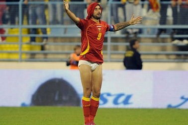 Vucinic cởi quần trùm lên đầu sau khi lập công