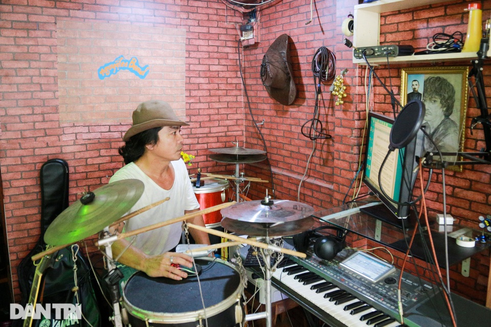Nhạc sĩ đường phố với dàn nhạc tự chế độc đáo, chạy xe ôm nuôi đam mê - 1 Nhạc sĩ đường phố với dàn nhạc tự chế độc đáo, chạy xe ôm nuôi đam mê - 1