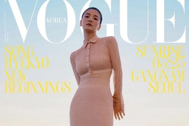 Song Hye Kyo đẹp không tì vết, khoe dáng "mình hạc xương mai"