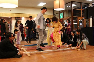 Tây mặc áo dài, nhảy sạp đón Tết cùng người Việt