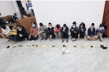 30 cảnh sát vô hiệu hệ thống camera, "tóm gọn" sới bạc trên tầng áp mái