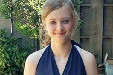 Thiếu nữ tử vong khi vừa tắm vừa dùng điện thoại đang cắm sạc