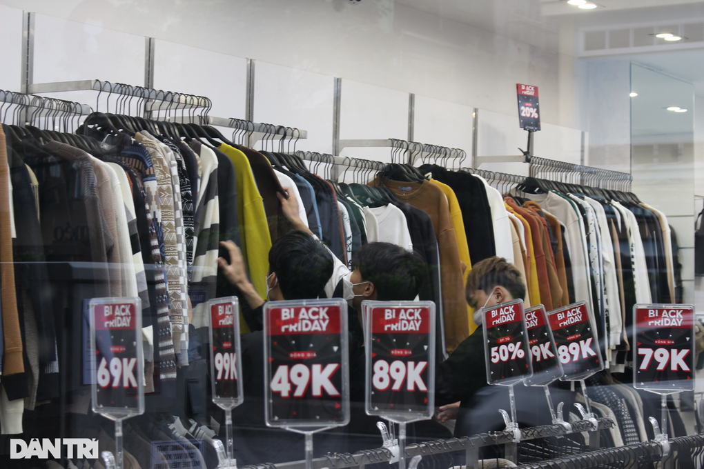 Black Friday ảm đạm, người mua ít, người xem nhiều, khách thử đồ xong về - 2 Black Friday ảm đạm, người mua ít, người xem nhiều, khách thử đồ xong về - 2