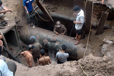 Hà Nội: Vỡ đường ống nước sạch trên đường Lĩnh Nam