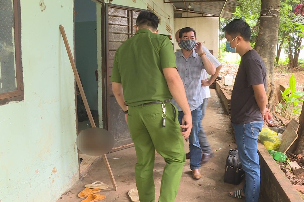 Bé trai 1 tuổi bò ra cửa gào khóc, người mẹ tử vong trong phòng - 1 Bé trai 1 tuổi bò ra cửa gào khóc, người mẹ tử vong trong phòng - 1