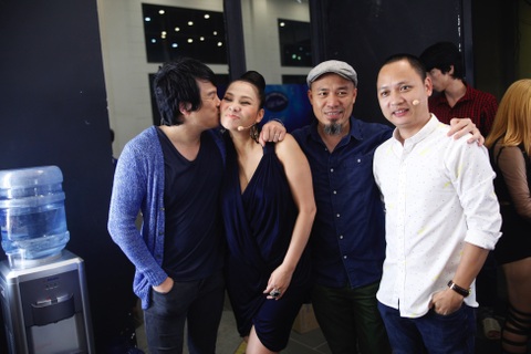 Thu Minh được Thanh Bùi hôn khi trở lại ghế nóng