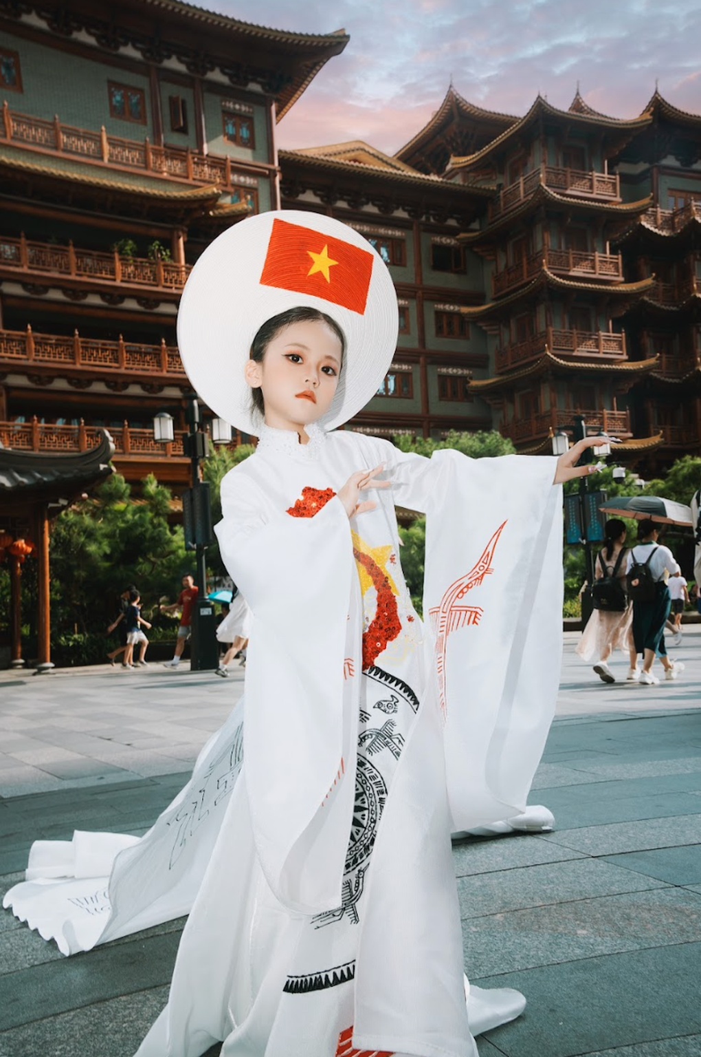 Á quân Miss Baby 2023 Nhật Ánh quảng bá áo dài Việt - 2 Á quân Miss Baby 2023 Nhật Ánh quảng bá áo dài Việt - 2