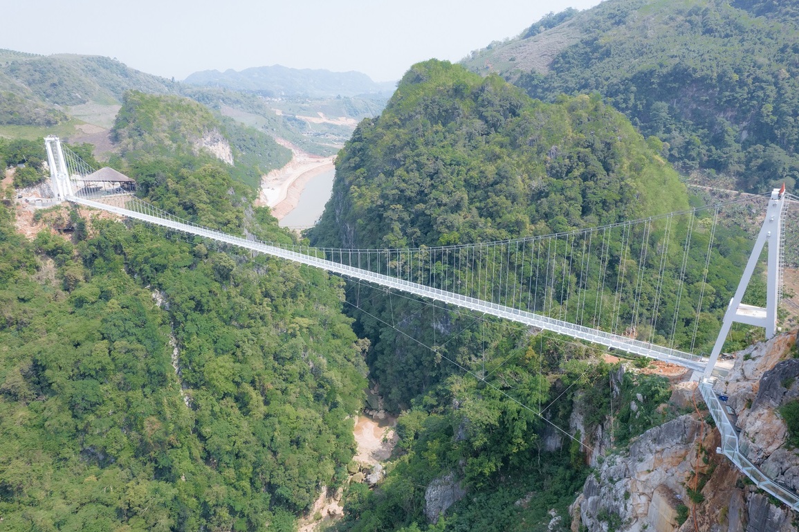 Việt Nam sắp khánh thành cây cầu kính qua vách núi dài nhất thế giới - 1 Việt Nam sắp khánh thành cây cầu kính qua vách núi dài nhất thế giới - 1